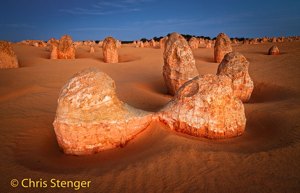 Deze foto van de Piannacles desert in het westen van Australië werd gemaakt een half uurtje na zonsondergang
