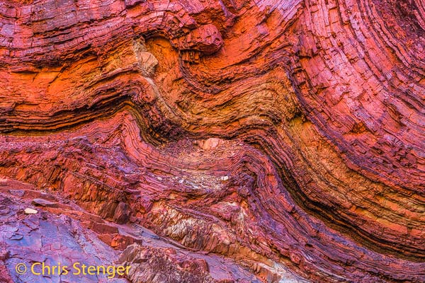 Deze close up van een rotswand in de Hamersley Gorge toont heel duidelijk de karakteristieke lagen die de Banded Iron Formation z'n naam geven. 