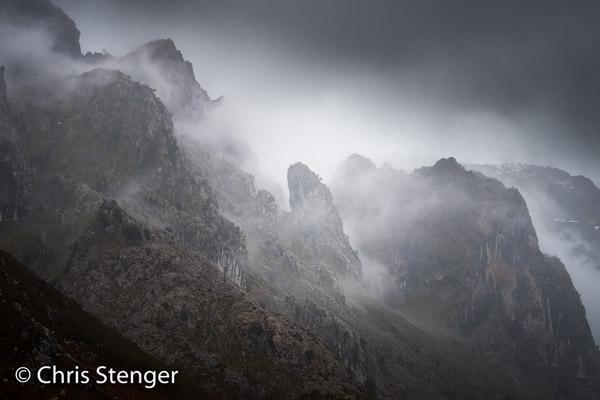 Deze foto van de bergwereld in het nationale park Picos de Europa maakte ik bij gestaag neervallende regen van onder een paraplu (Panasonic GX8 met 14-140mm ISO400 1/100sec bij f/7,1 uit de hand)