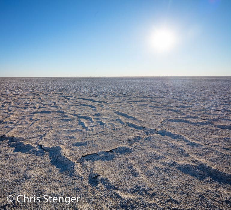 Een eindeloze witte vlakte met structuren van zout op de bodem onder een brandende zon; dat is de Makgadikgadi zoutpan. Een buitengewoon imposant gezicht. De Makgadikgadi zoutpan was eens een groot meer dat een groot deel van het noorden van het huidige Botswana bedekte. Na de laatste ijstijd werd het klimaat droger en droogde het meer op waarna een zoutpan achterbleef. 
