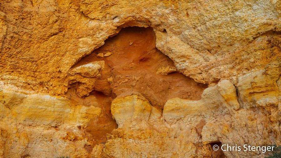 De kust van de Algarve ten westen van Faro bestaat voornamelijk uit kalksteen en het is dus een echt karstgebied met grotten en vreemd gevormde rotspartijen