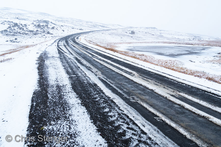 Tussen Egilstadir en Myvatn ligt een hoogvlakte en toen het begon te sneeuwen bleef de sneeuw al snel liggen. Tijd om maar snel door te rijden want de wegen zouden wel eens afgesloten kunnen worden. De volgende dag bleek dat veel wegen inderdaad afgesloten waren. 