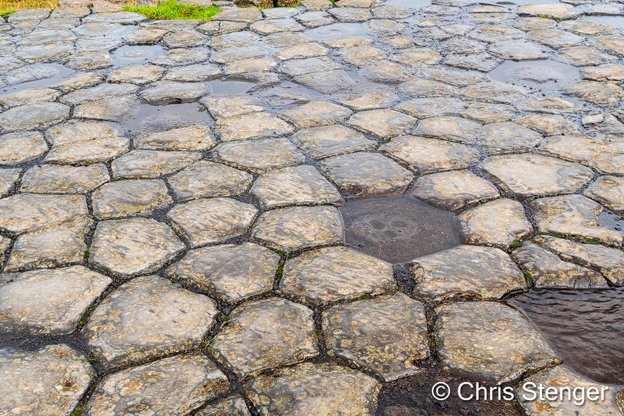 Kirkjugolf betekent letterlijk kerkvloer. Vroeger dacht men dat dit ooit de vloer van een kerk is geweest, maar het is een natuurlijke verzameling bazaltzuilen waarvan alleen de door weer en wind glad geploijste bovenzijde zichtbaar is. 