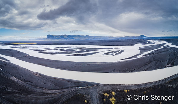 Van Vik in het westen tot Vestrahorn in het oosten wordt het landschap gedomineerd door het ijsveld van de Vatnajökull. Dit is één van vele spoelvlaktes van de Vatnajökull