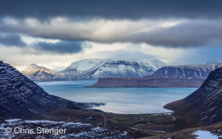 Arnarfjördur betekent letterlijk Adelaarsfjord en is één van de vele woeste fjorden in de Vestfirdir. De naam kan afkomstig zijn van het feit dat hier Adelaars zouden voorkomen, maar ook wordt gesuggereerd dat de eerste kolonist die zich hier vestigde in de 9e eeuw Arnar heette. Tegenwoordig komen er niet veel adelaars meer voor op IJsland en de soort is streng beschermd. De aantallen nemen dus weer langzaam toe. Ik zag tijdens mijn vele bezoeken aan IJsland nog nooit een Adelaar, maar ik ben er eerlijk gezegd ook nooit echt naar op zoek gegaan. 