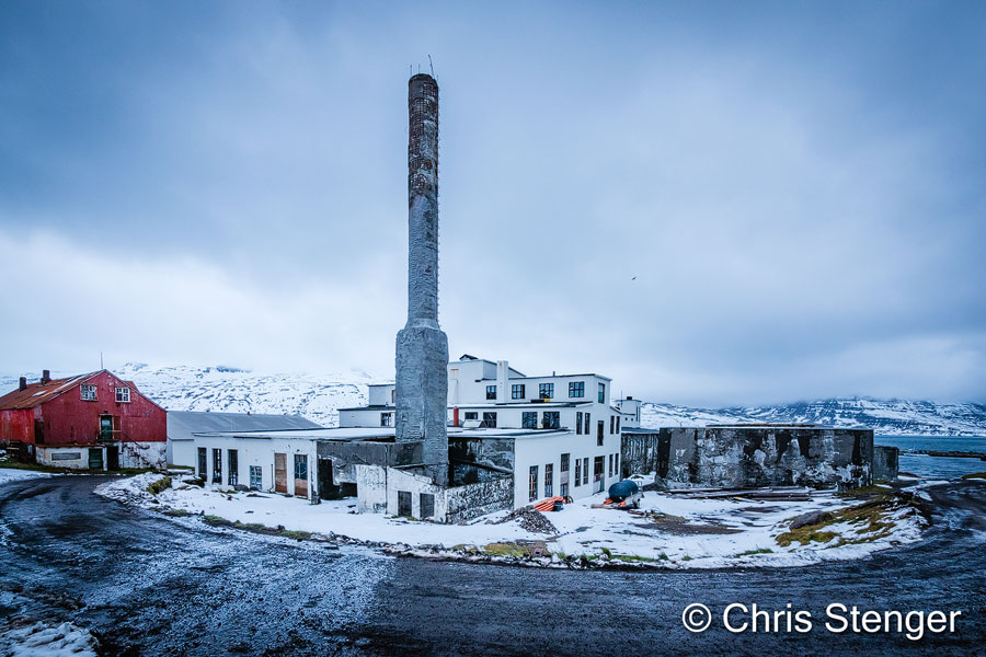 Djupavik werd ooit gesticht rondom dez haring fabriek. De fabriek is al ruim 70 buiten gebruik en behoorlijk vervallen. Eens was het de grootste industriële onderneming op IJsland. In Djupavik wonen nog maar een tiental mensen jaarrond.
