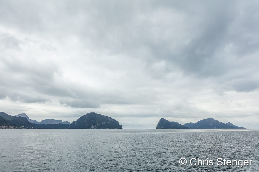 Deze foto van het fjord is vlak, de lucht niet dramatisch genoeg en ik vind de golfjes op de zeespiegel minder fraai. Een hoop te verbeteren dus