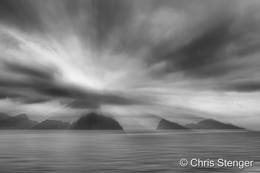 Vervaging van lucht en water geeft de foto van het fjord een wat mysterieus aanzien