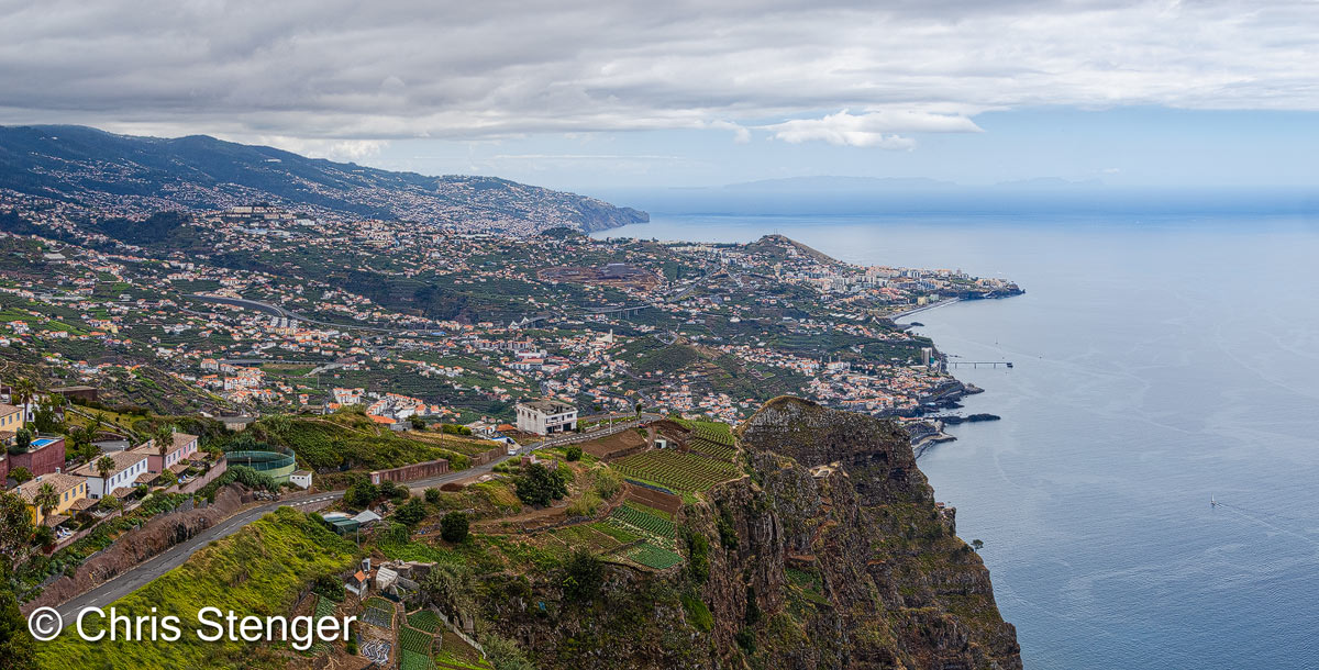 Ik fotografeerde dit panorama vanaf een hoge klif ten westen van Funchal. Ver in de achtergrond zijn nog de kleine eilandjes Ilhas Desertas vaag zichtbaar