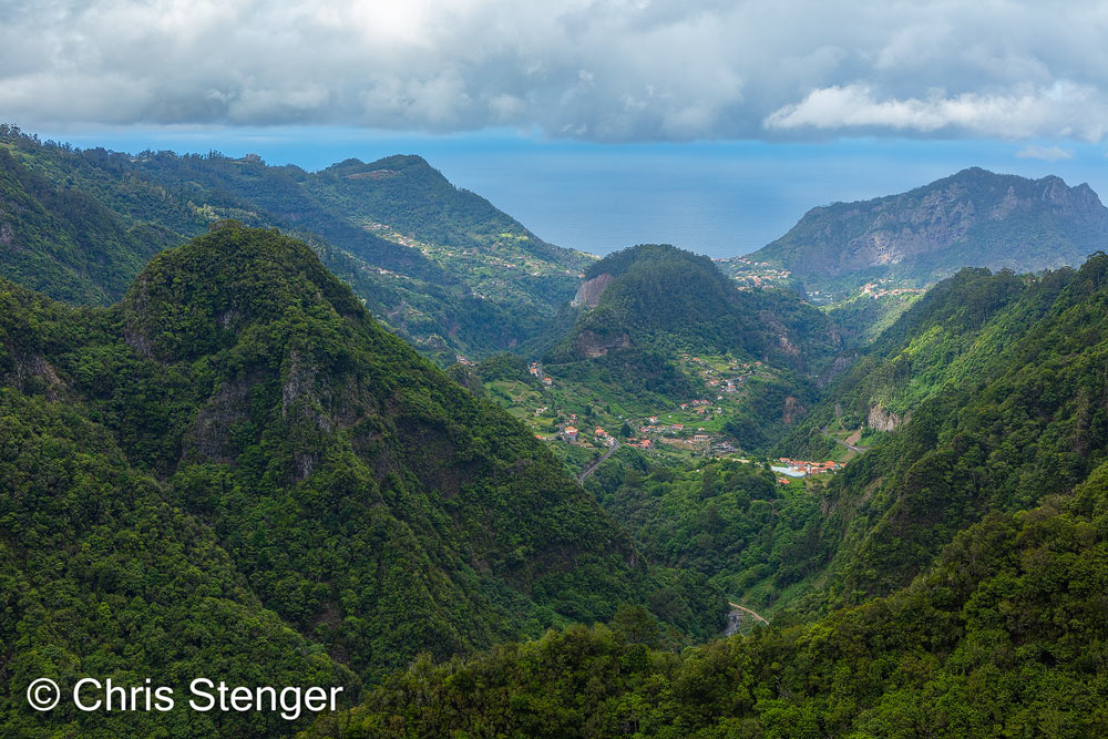 Een fraai uitzicht richting de noordkust van Madeira. Naar de andere kant zouden de ruige bergtoppen van Madeira te zien moeten zijn maar door de laaghangende bewolking was er niets dan wolken te zien. 