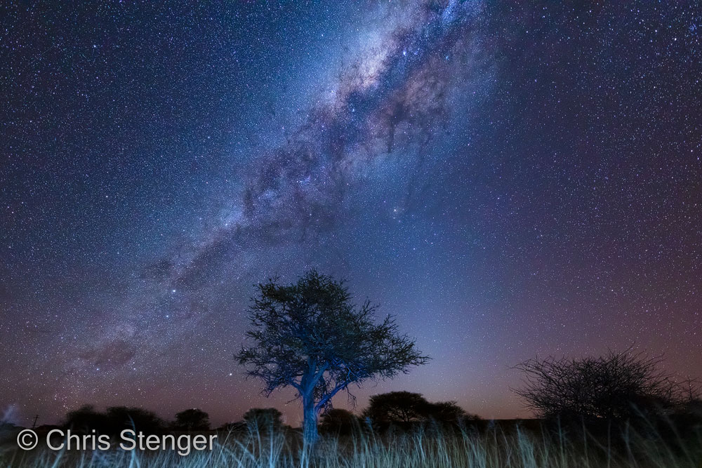 De eerste week verbleven we in het noorden van Namibië. In die eerste periode hadden we buitengwoon helder weer. De nachten waren dus behoorlijk koud, maar de hemel boven ons was geweldig. De maan kwam pas na middernacht op zodat ik fraaie foto's van de melkweg kon maken. 