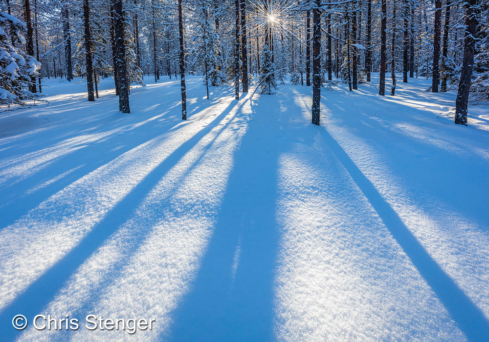 In Finland staat de zon in de winter de hele dag laag boven de horizon. Met zonnig weer krijg je dan vaak de meest geweldige schaduwen. Deze foto werd om een uur of 3 's middags gemaakt. Canon 5DsR met 14mm objectief vanaf statief,  iso100 1/40sec bij f/10