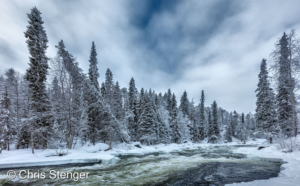 Ondanks de extreme kou van -30 of lager bevriezen de rivieren in het Oulanka Nationaal Park in Finland niet of slechts gedeeltelijk. Kennelijk stromen ze te snel. Canon 5DsR met 14mm objectief, iso100 1/80sec bij f10