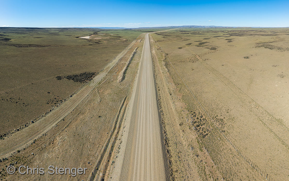 Luchtopname gemaakt met een drone van een onverhard gedeelte van de Ruta Nacional 40 in het zuiden van Argentijns Patagonië