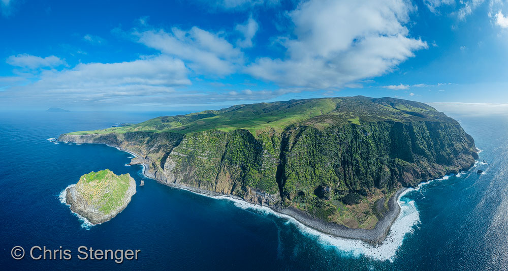 Flores is één van de 9 bewoonde eilanden van de Azoren archipel. Deze foto werd gemaakt in het noorden van Flores met een drone vanuit zee 