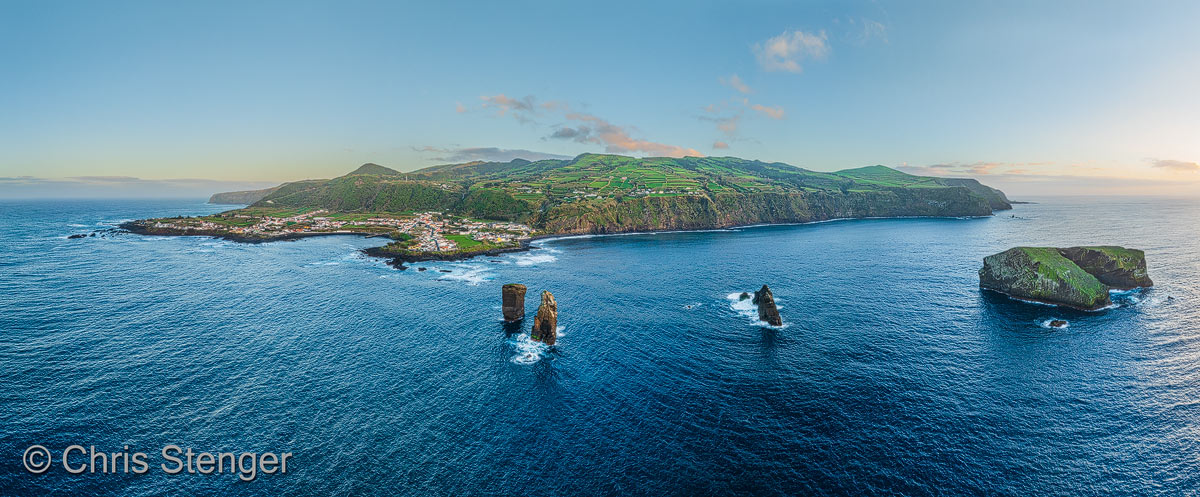 Sao Miguel is het grootste eiland van de Azoren archipel in de Atlantische oceaan. Deze luchtfoto werd gemaakt met een drone vanuit het westen. Op de foto is de kustplaats Mosteiros te zien. 